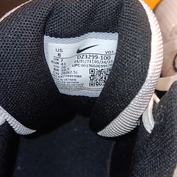 White and Black Athletic Shoes with Classic Design - Picture 7 of 9